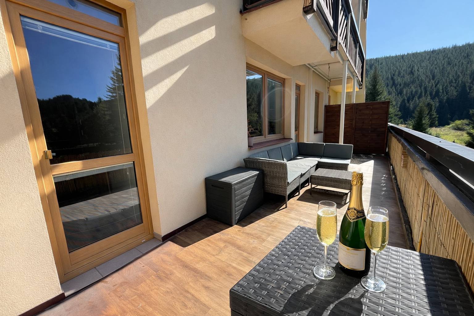 Reality Donovaly ponúka na predaj 3-izbový byt s veľkou terasou a vlastným parkovacím miestom na Donovaloch.